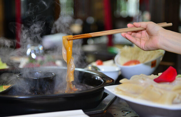 憑什么一家區(qū)域火鍋品牌的營業(yè)額遠(yuǎn)超海底撈？|餐飲界