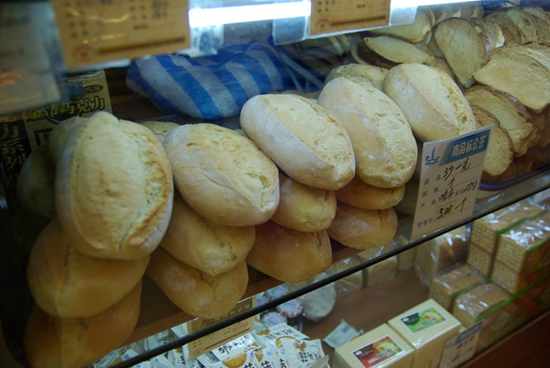 憂心餐廳倒閉，顧客用充值卡買一堆面包