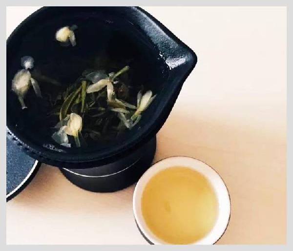 無印良品開了一家咖啡館，但主角是一款“性冷淡”的茶？|餐飲界