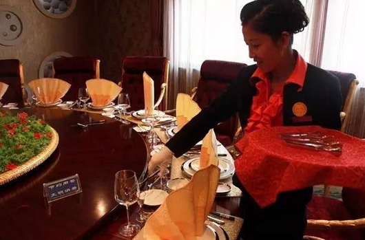 餐廳的老員工不服管，應(yīng)該怎么辦？|餐飲界