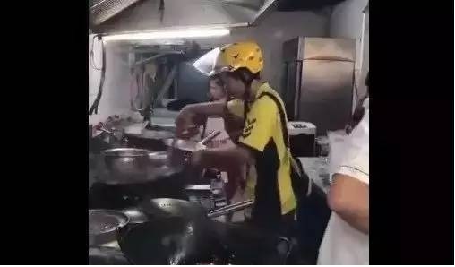 外賣小哥顛勺走紅網(wǎng)絡，外賣行業(yè)“致命”缺陷已遭曝光！