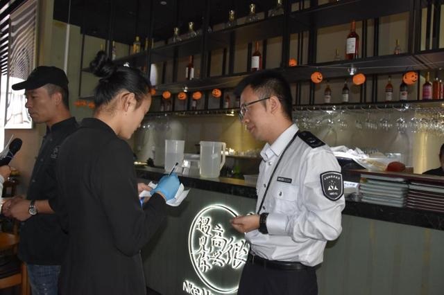 韓寒在深圳的餐廳再被查，后廚餐具堆地上降C！