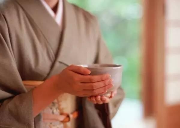 這家餐企用了4個(gè)“找死”的經(jīng)營方法，卻成為行業(yè)老大|餐飲界