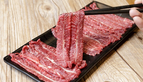 這個(gè)城市400多家潮汕牛肉火鍋，今冬只剩下101家，原來(lái)被串串香給頂了|餐飲界
