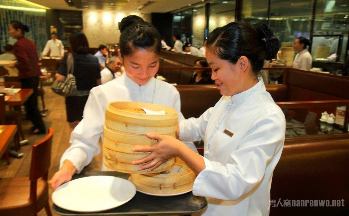 16歲女孩飯店打工20天，結(jié)算工資時(shí)卻欠老板195元|餐飲界
