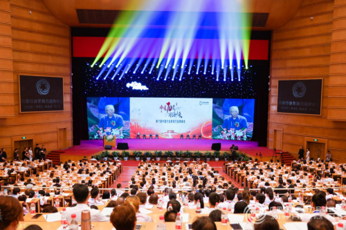  第六屆中國(guó)行業(yè)影響力品牌峰會(huì)，雅座CEO白昱對(duì)話央視康輝